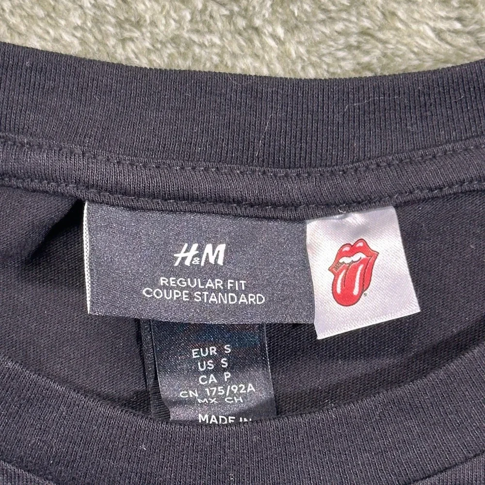 H&M Rolling Stones, unisex size small, NWOT, band tee‎